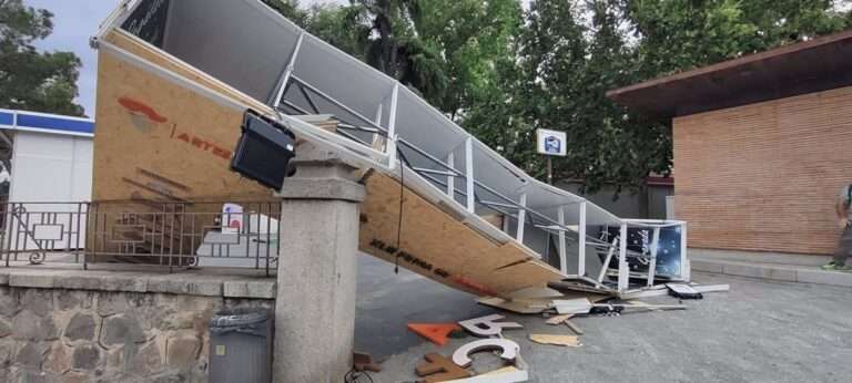 Retiran el pórtico que da entrada a Farcama en Toledo tras ser destrozado a causa del fuerte viento