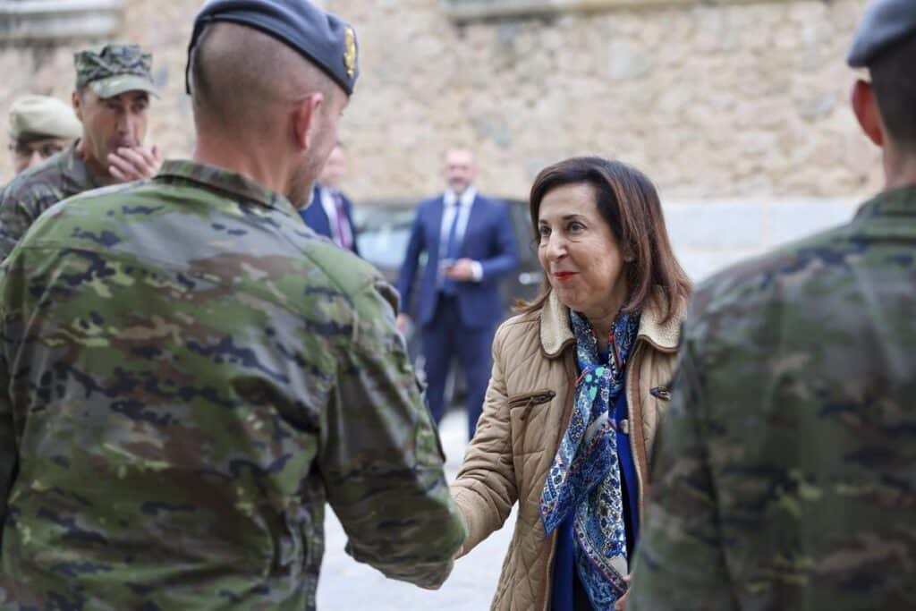 Robles visita a los soldados españoles que adiestran a personal ucraniano en Toledo: "Pueden sentirse orgullosos"