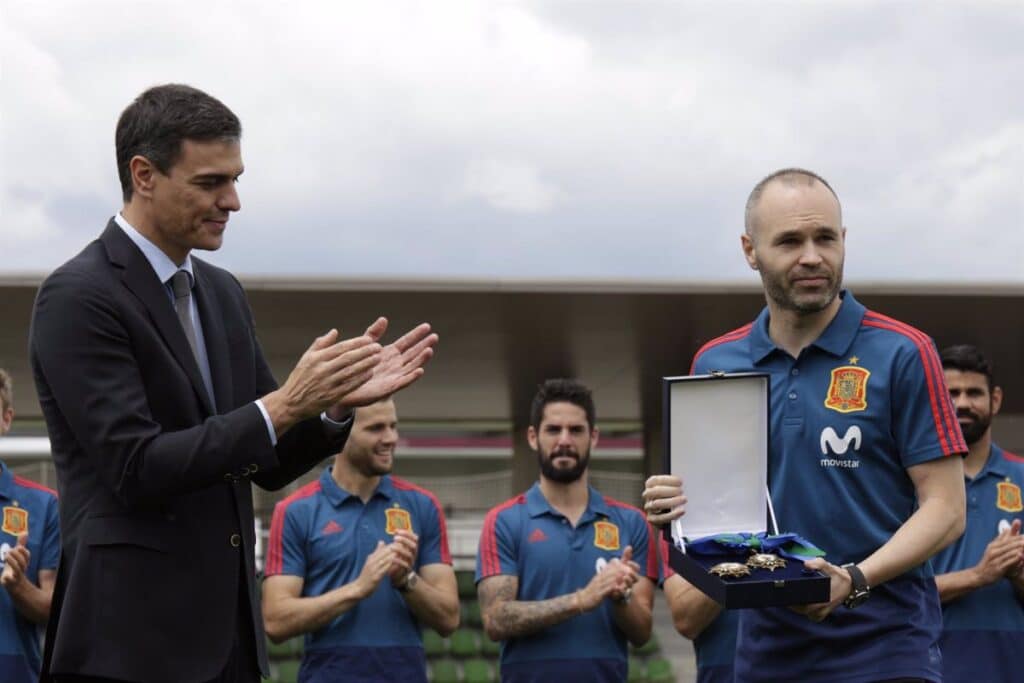 Sánchez agradece a Iniesta haber marcado "el gol de nuestras vidas", en el día de su retirada del fútbol