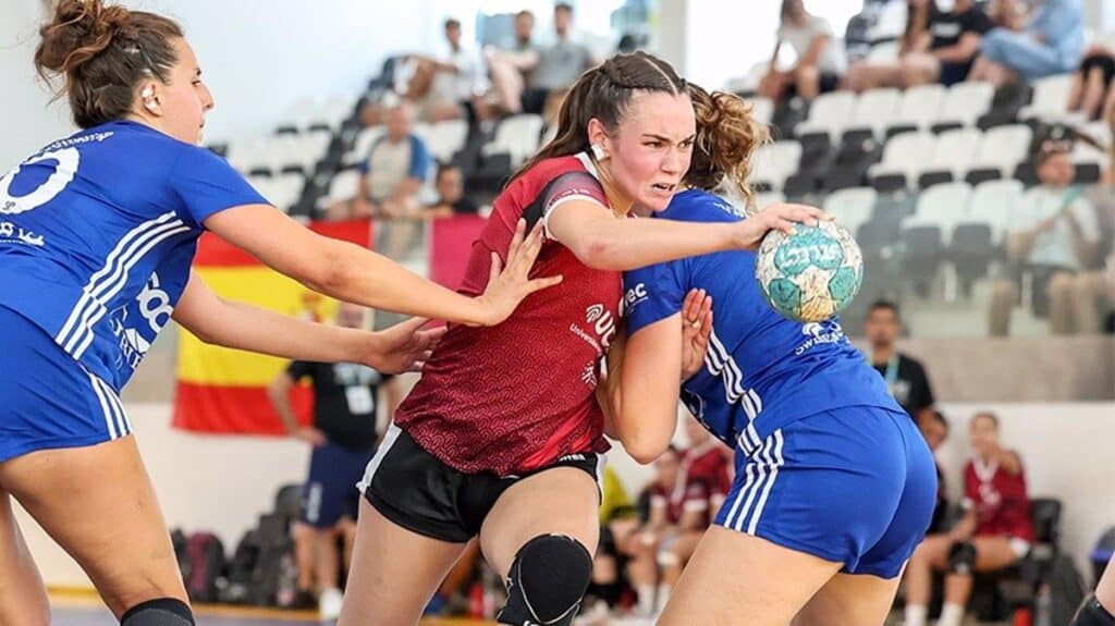 Tres alumnas de la UCLM compiten en el campeonato europeo de balonmano playa que se celebra en Portugal