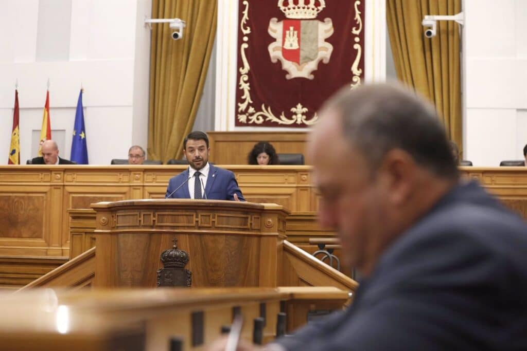 Vox ve en plan del agua remedio a sequía en campo, PP acusa a Junta de abandono y PSOE lamenta su catastrofismo