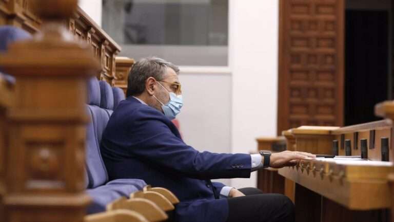 Vox y PP acusan a Junta de "tergiversar" y "manipular" listas de espera y PSOE las ve "relativamente bien"