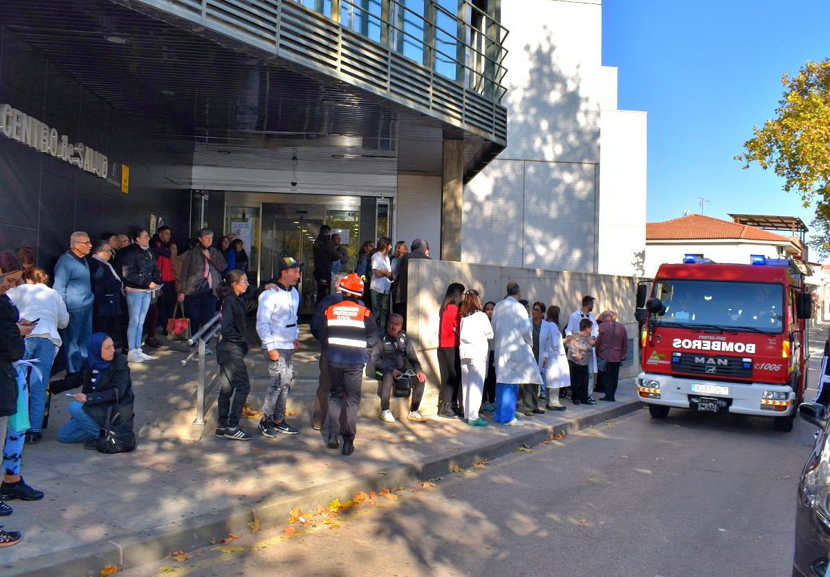 Simulacro de Evacuación por Incendio en Centro de Salud IV: Un Centenar de Personas Participan en la Preparación para Emergencias 1