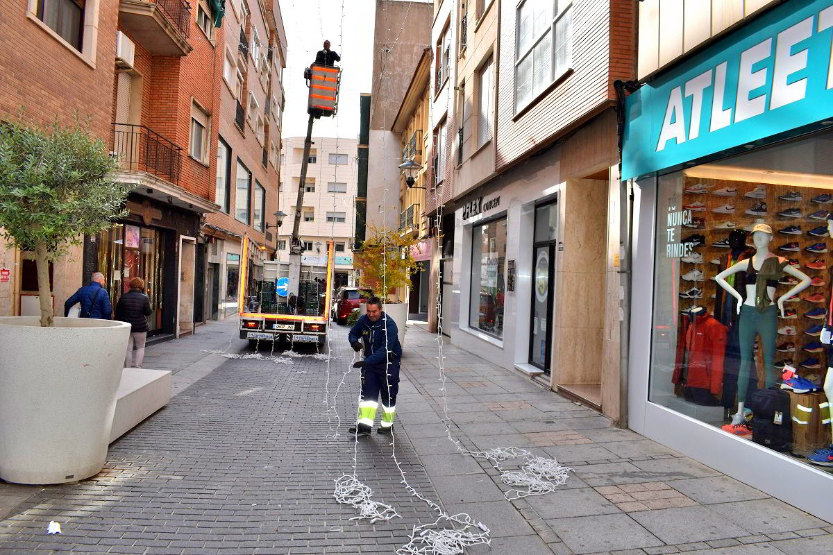 Las Calles Peatonales se Iluminan Mientras Inicia la Cuenta Atrás para la Navidad 2