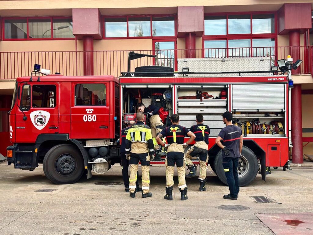 Albacete envía dos dispositivos de bomberos a Letur y Valencia para ayudar en las tareas de salvamento