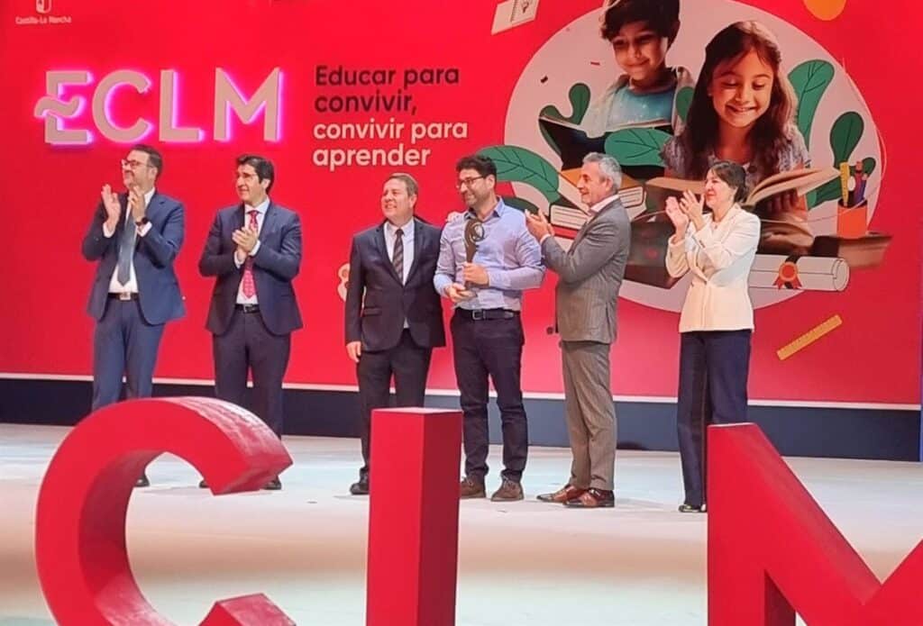 C-LM homenajea a la enseñanza y "celebra la vida" en Valdepeñas con reconocimientos a educadores y centros educativos