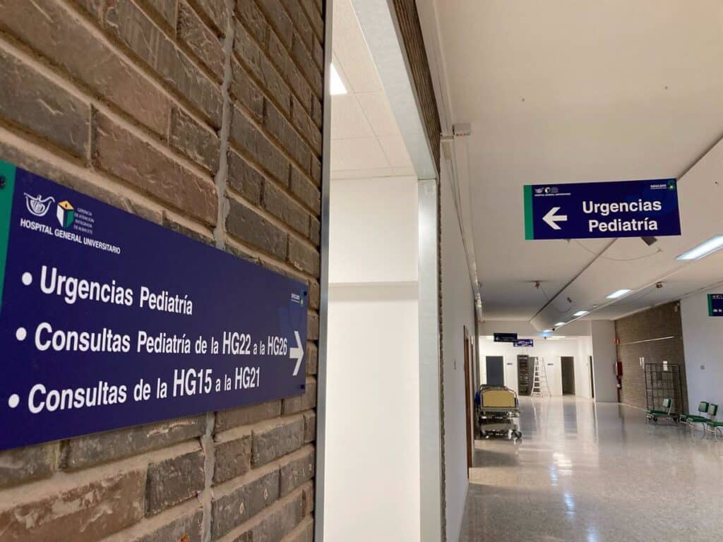 Cientos de personas se manifiestan en Albacete para denunciar la "precaria" situación del Hospital General