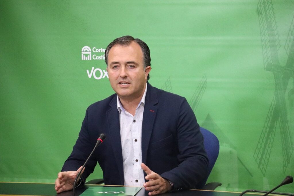 David Moreno defiende el trabajo "solidario" de Vox en la recogida y canalización de ayudas tras la DANA