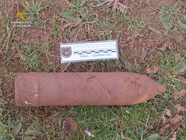 Desactivan un proyectil de artillería de la Guerra Civil en Bujalaro que conservaba toda su carga explosiva