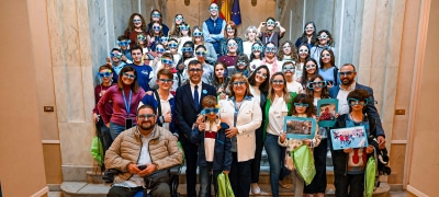 Desafíos y Triunfos en la Diputación: La Mirada Infantil a Través de Gafas Azules en el Día Mundial de la Infancia