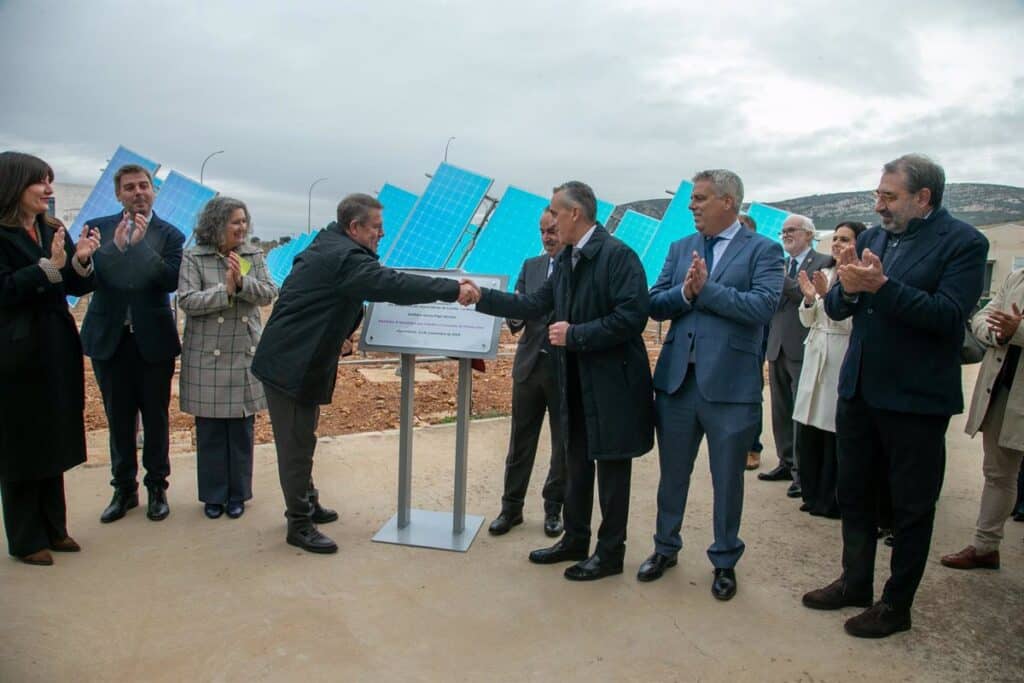 El Gobierno de C-LM pide a BlueSolar que instale en Puertollano su nueva fábrica de vidrios dicroicos