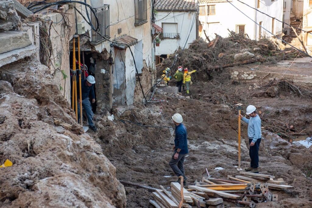 Equipos de la Mancomunidad de los Canales del Taibilla llevan agua a los depósitos de Letur