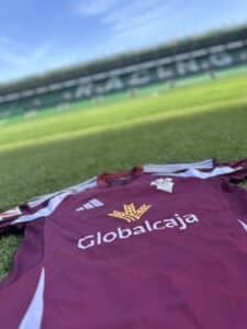 Jugadores del Alba y del Racing venderán sus camisetas tras el partido de este sábado para recaudar fondos