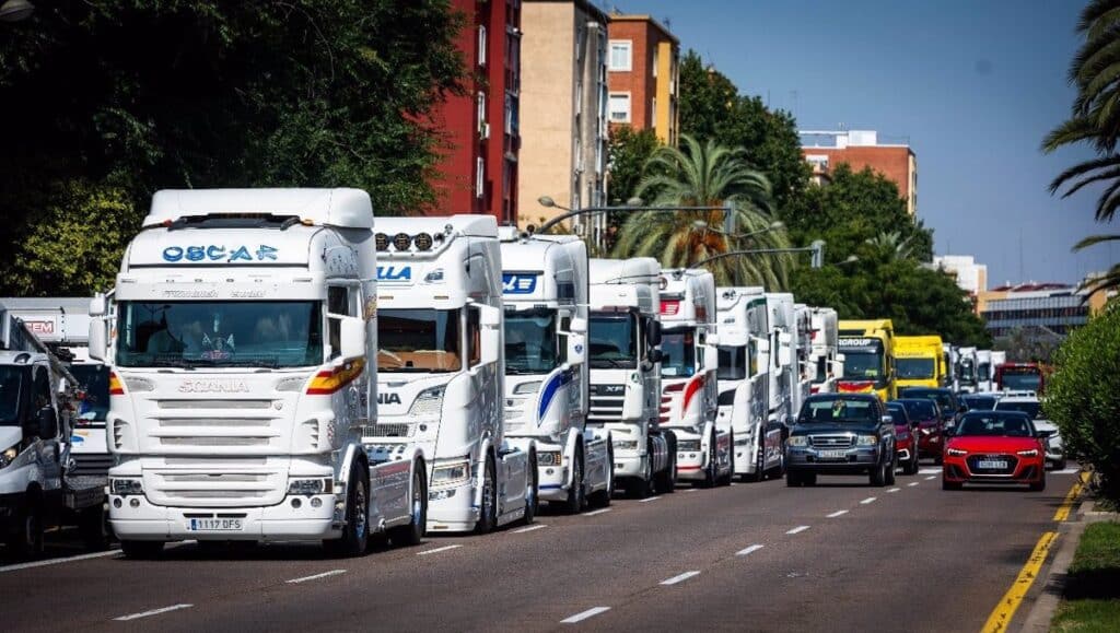 La DGT limita la circulación de camiones con origen y destino Valencia y área metropolitana por la noche