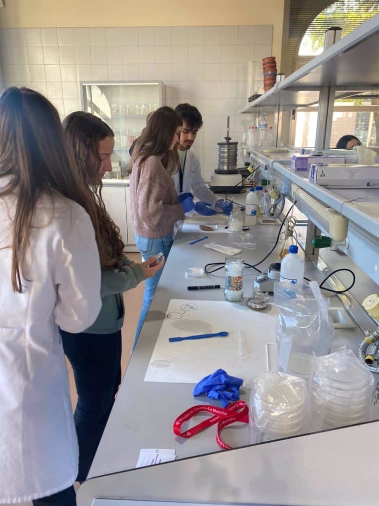 La Facultad de Ciencias Ambientales y Bioquímica acerca la ciencia a los institutos de C-LM a la vez que capta alumnado