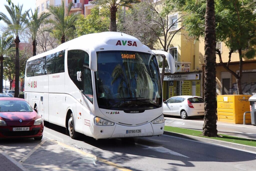 Los sindicatos valoran suspender la huelga de autobuses del próximo lunes por la DANA