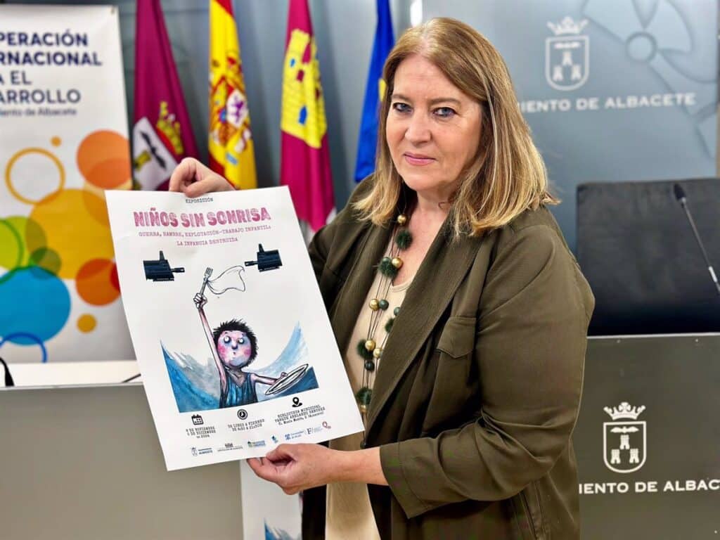 Más de cien de viñetas de humor gráfico conciencian sobre los derechos de la infancia en una exposición en Albacete