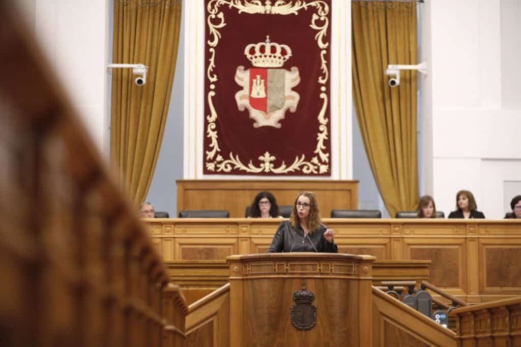 PP avala el discurso "moderado" de Vox en violencia machista y consejera le afea ser su "rehén y terraplanista"