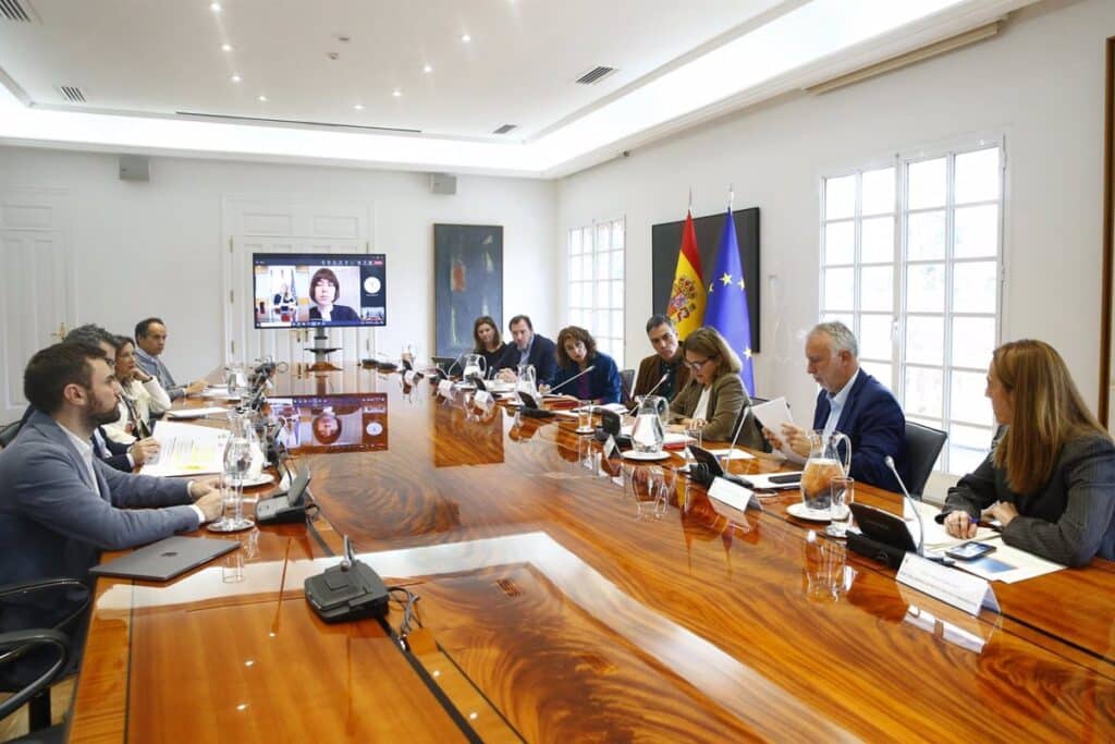 Pedro Sánchez preside la reunión del comité de crisis creado para el seguimiento de los efectos de la DANA