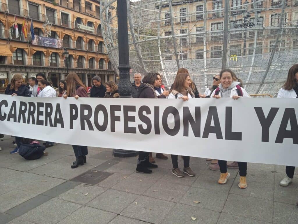 Casi medio centenar de profesionales sanitarios demandan en Toledo la recuperación de la carrera profesional