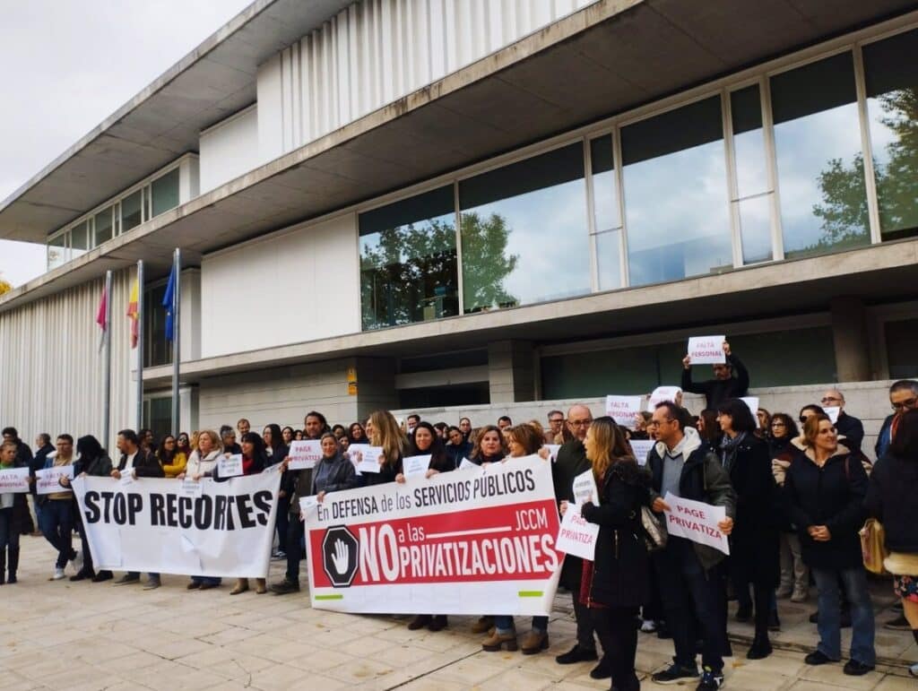 Sindicatos se concentran ante Bienestar Social en Toledo y exigen el refuerzo de personal en servicios a la ciudadanía