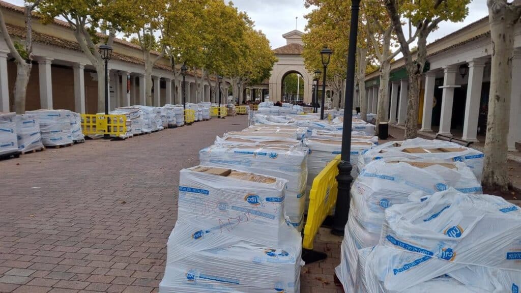 30 vehículos cargados de alimentos y material de limpieza parten de Albacete rumbo a Valencia