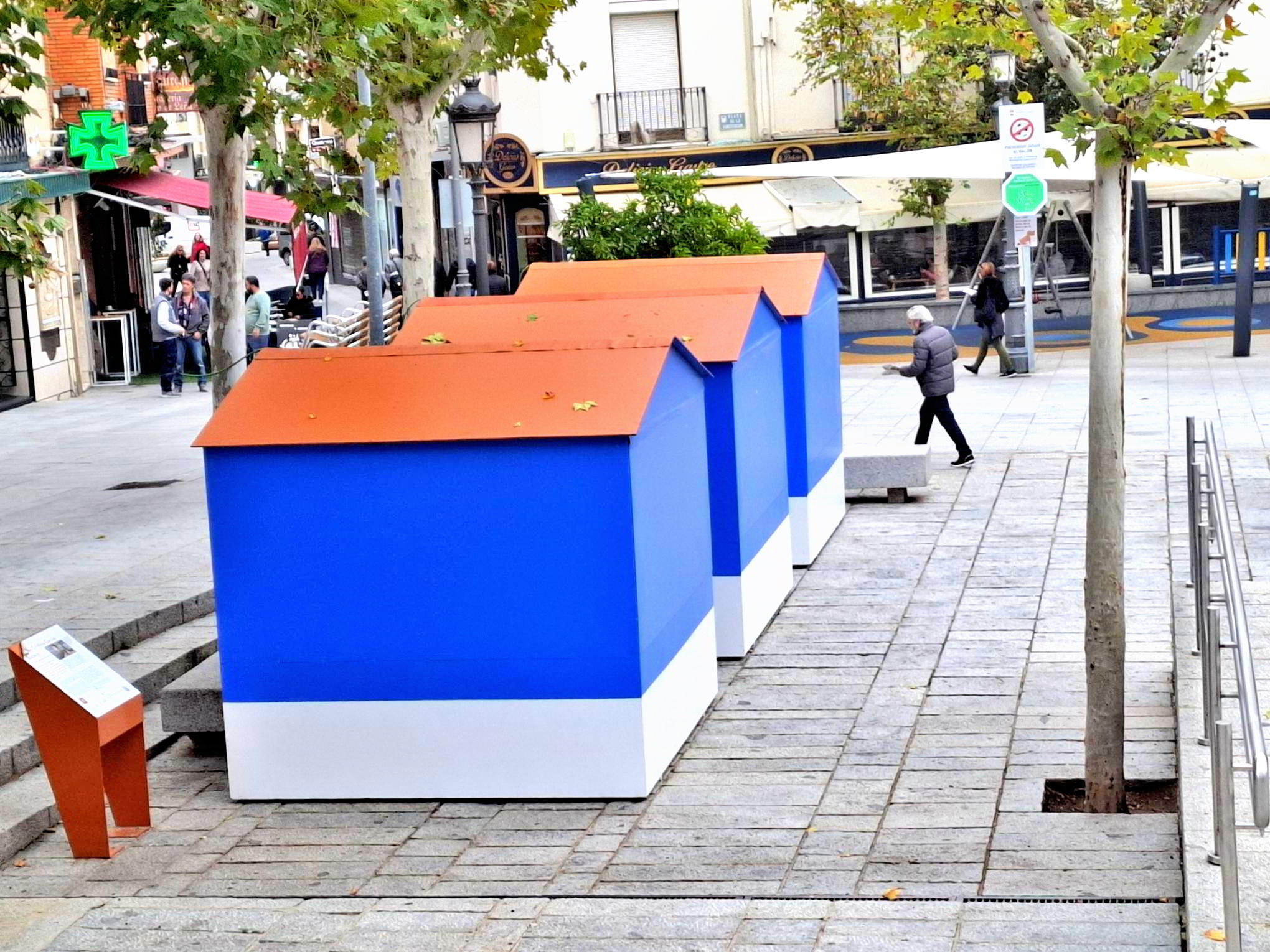 La Plaza del Ayuntamiento se viste de fiesta: Nuevo emplazamiento del mercadillo navideño de artesanía 2