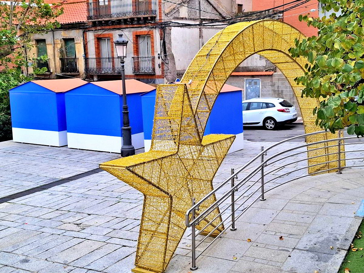 La Plaza del Ayuntamiento se viste de fiesta: Nuevo emplazamiento del mercadillo navideño de artesanía 1