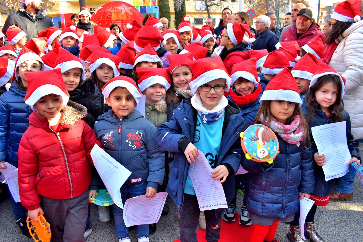 Un Árbol de Ganchillo y Melodías Navideñas Escolares Engalanan la Celebración de Santa Águeda 1