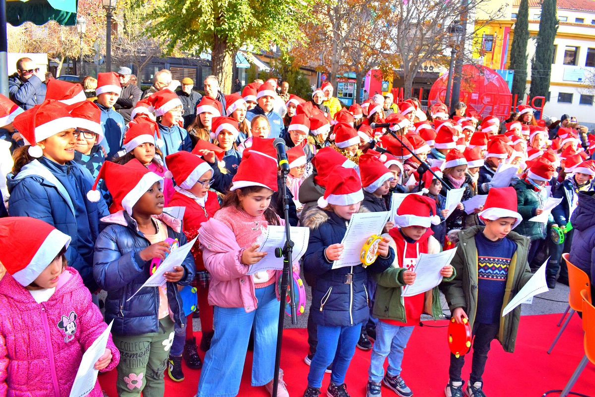 Un Árbol de Ganchillo y Melodías Navideñas Escolares Engalanan la Celebración de Santa Águeda 3