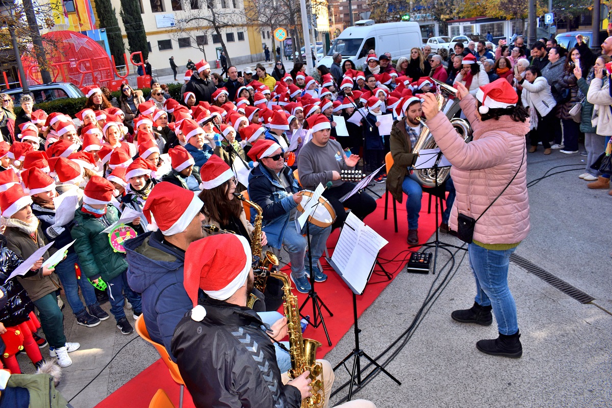 Un Árbol de Ganchillo y Melodías Navideñas Escolares Engalanan la Celebración de Santa Águeda 7