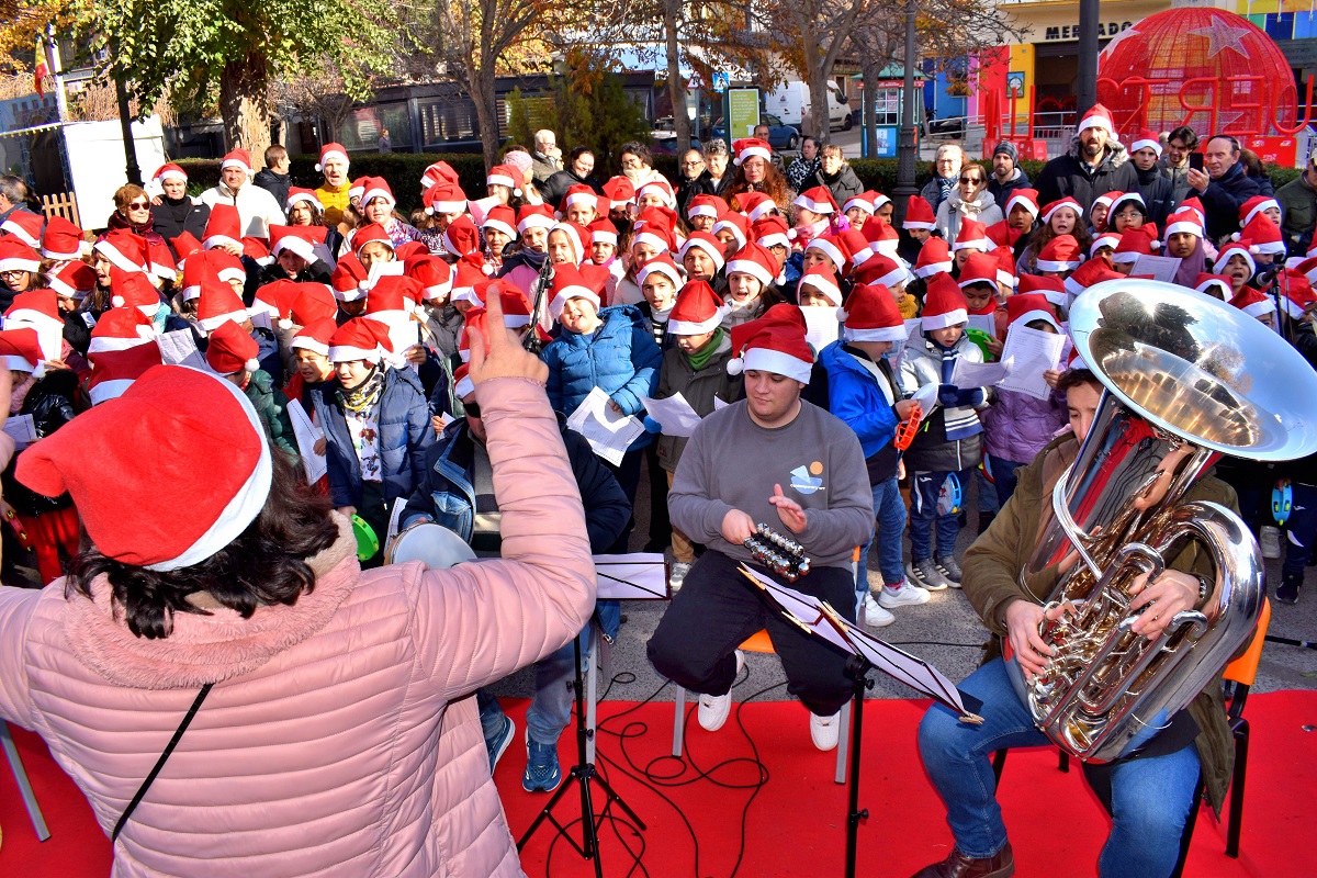 Un Árbol de Ganchillo y Melodías Navideñas Escolares Engalanan la Celebración de Santa Águeda 4