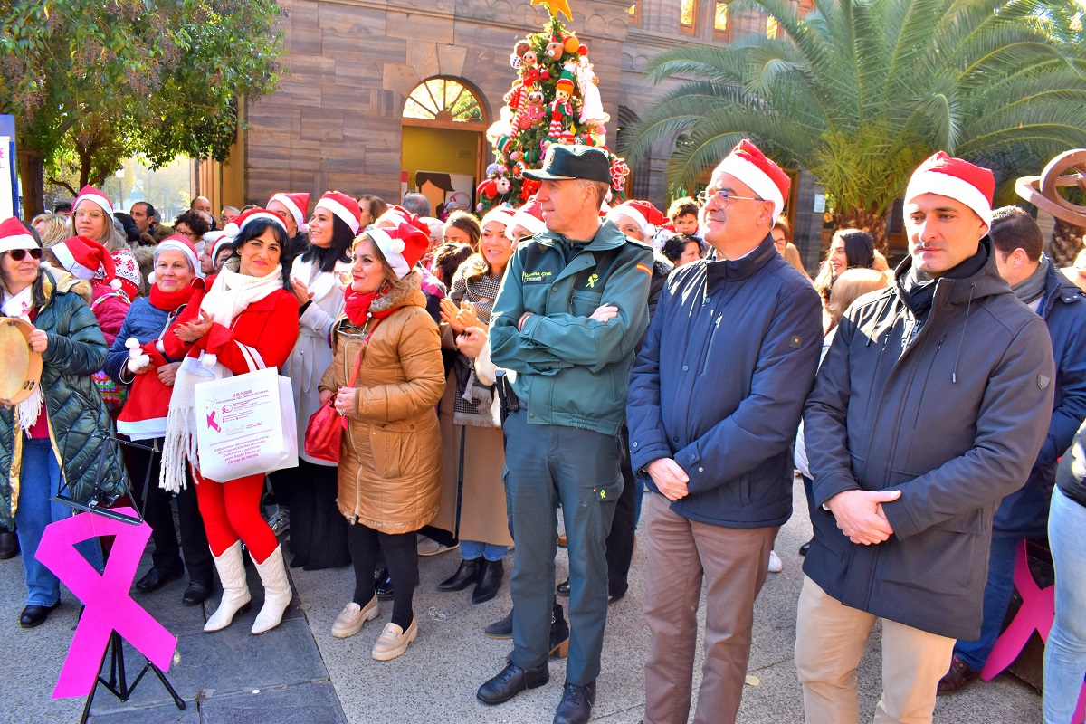 Un Árbol de Ganchillo y Melodías Navideñas Escolares Engalanan la Celebración de Santa Águeda 5