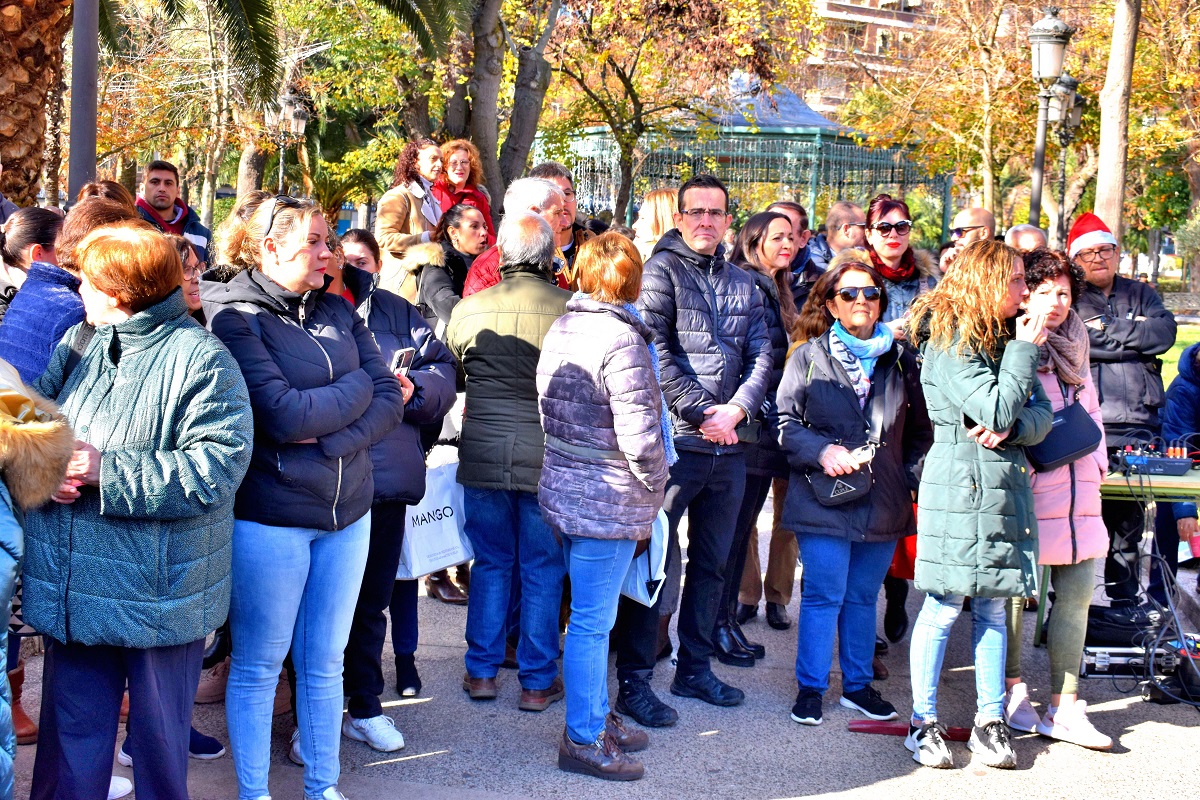 Un Árbol de Ganchillo y Melodías Navideñas Escolares Engalanan la Celebración de Santa Águeda 8