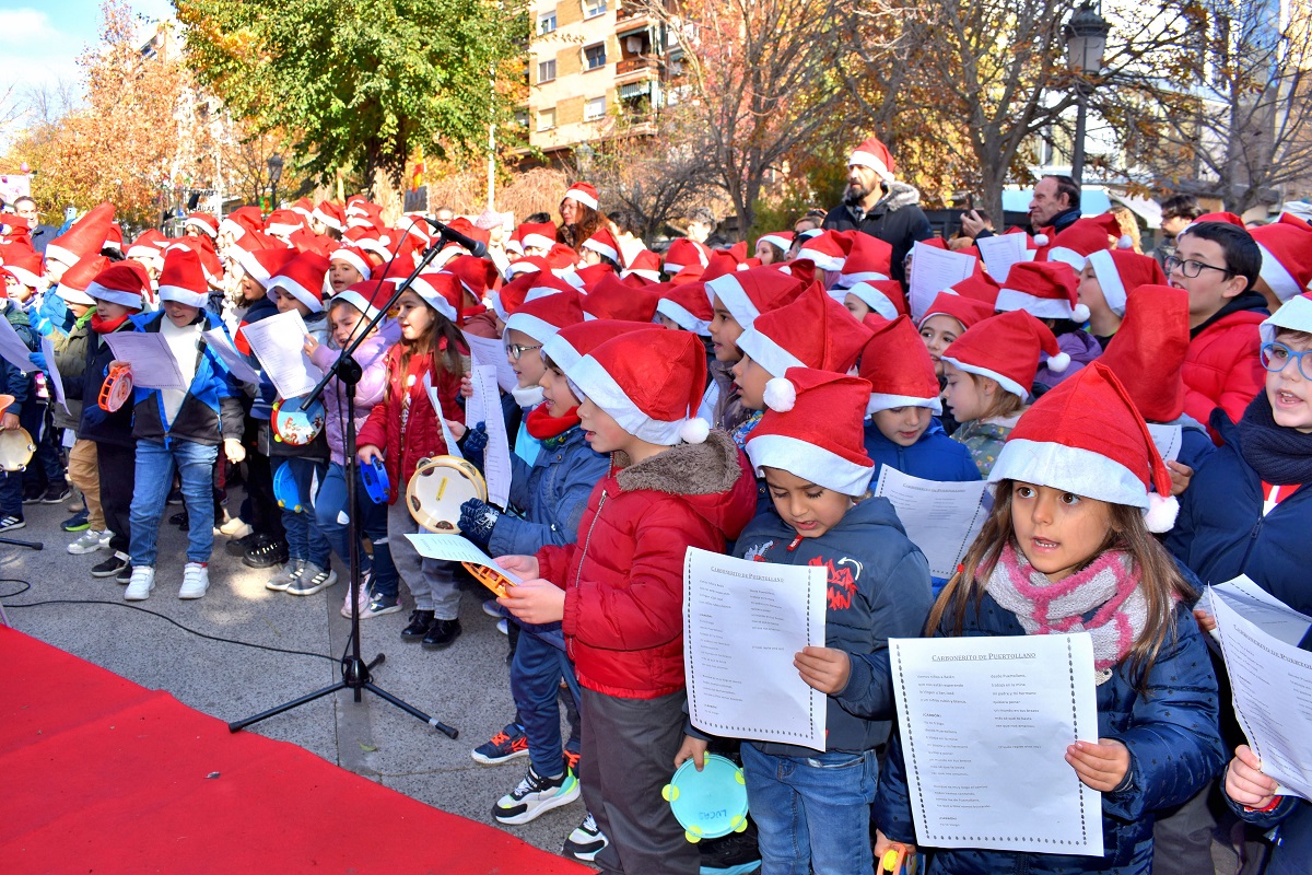 Un Árbol de Ganchillo y Melodías Navideñas Escolares Engalanan la Celebración de Santa Águeda 6