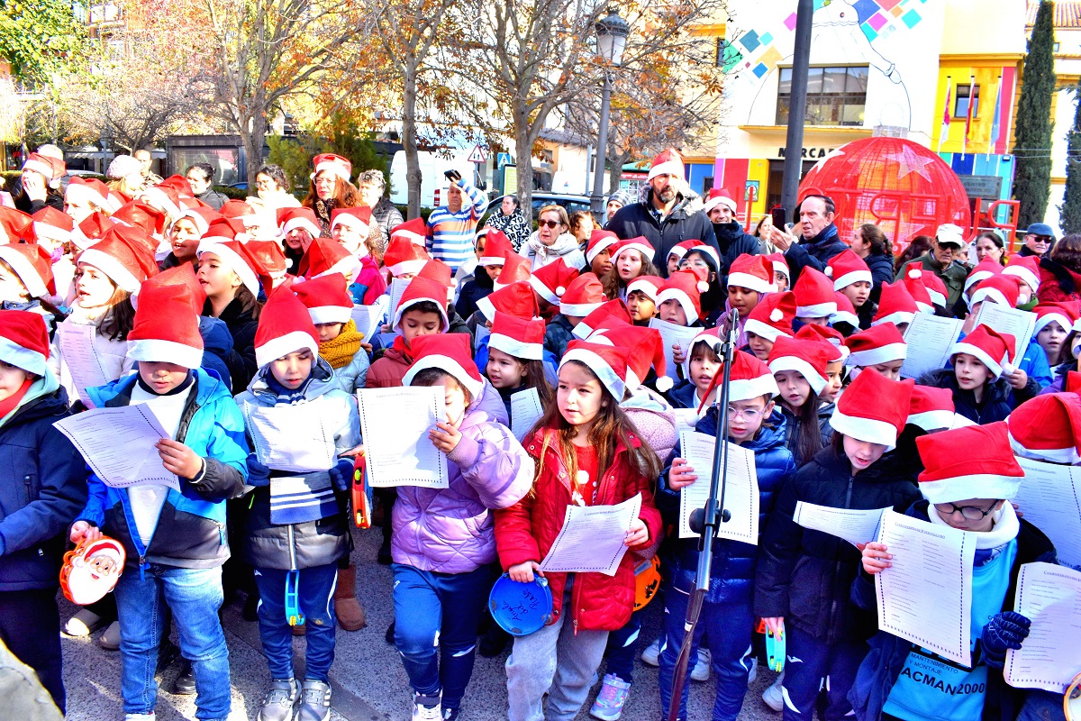 Un Árbol de Ganchillo y Melodías Navideñas Escolares Engalanan la Celebración de Santa Águeda 9