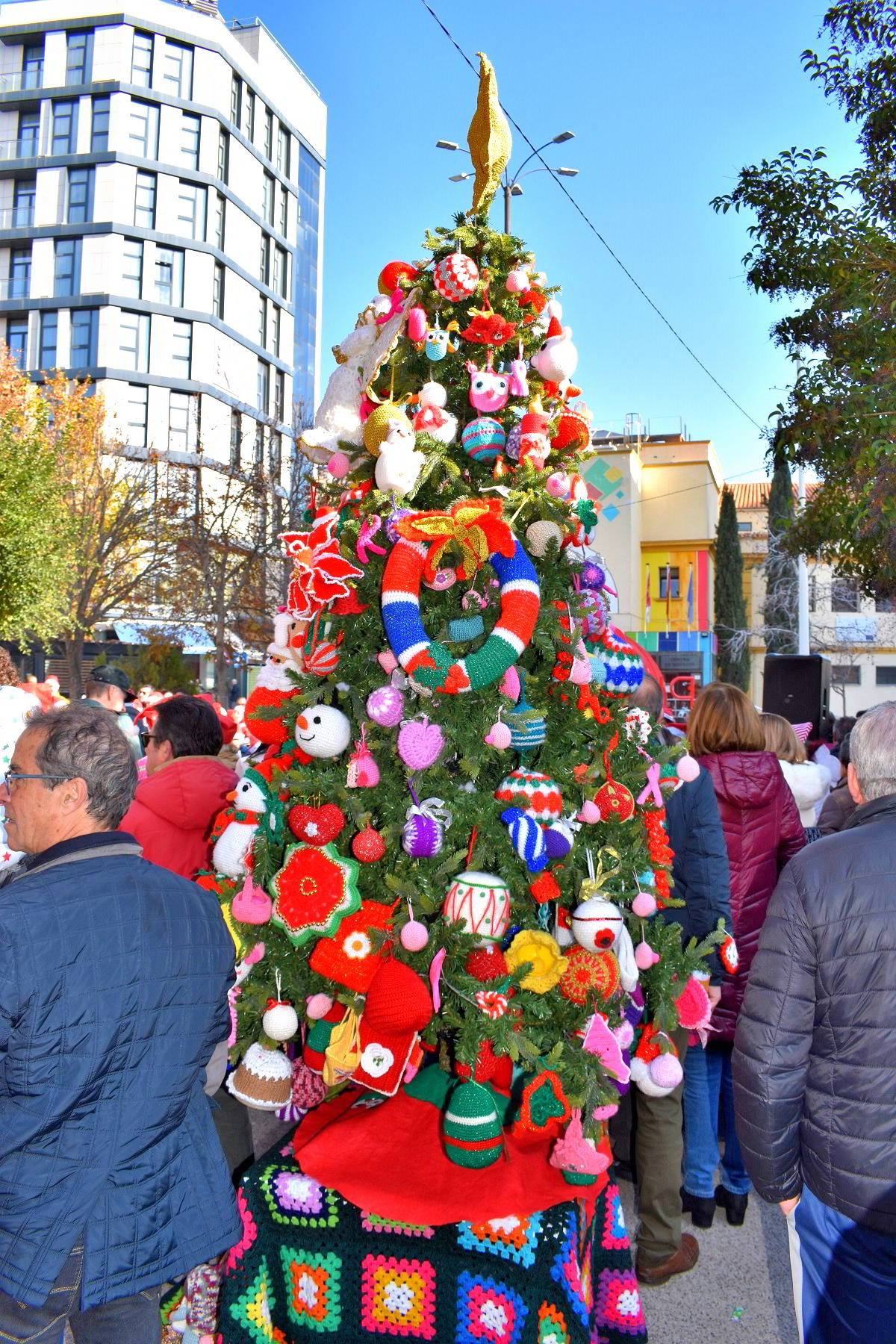 Un Árbol de Ganchillo y Melodías Navideñas Escolares Engalanan la Celebración de Santa Águeda 10