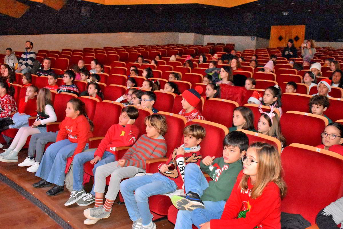 La Magia de la Navidad Resuena en el Concierto Anual de Villancicos por Estudiantes 3