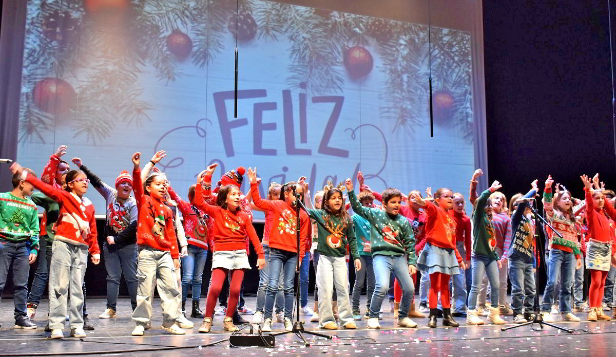 La Magia de la Navidad Resuena en el Concierto Anual de Villancicos por Estudiantes 2