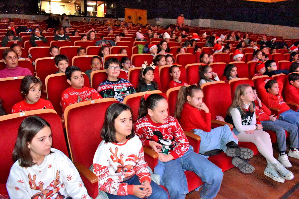 La Magia de la Navidad Resuena en el Concierto Anual de Villancicos por Estudiantes 6