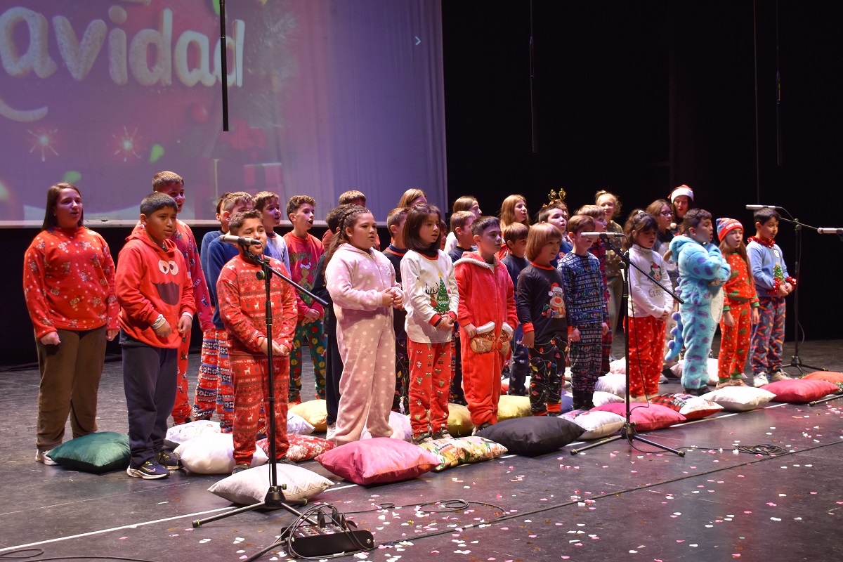 La Magia de la Navidad Resuena en el Concierto Anual de Villancicos por Estudiantes 5