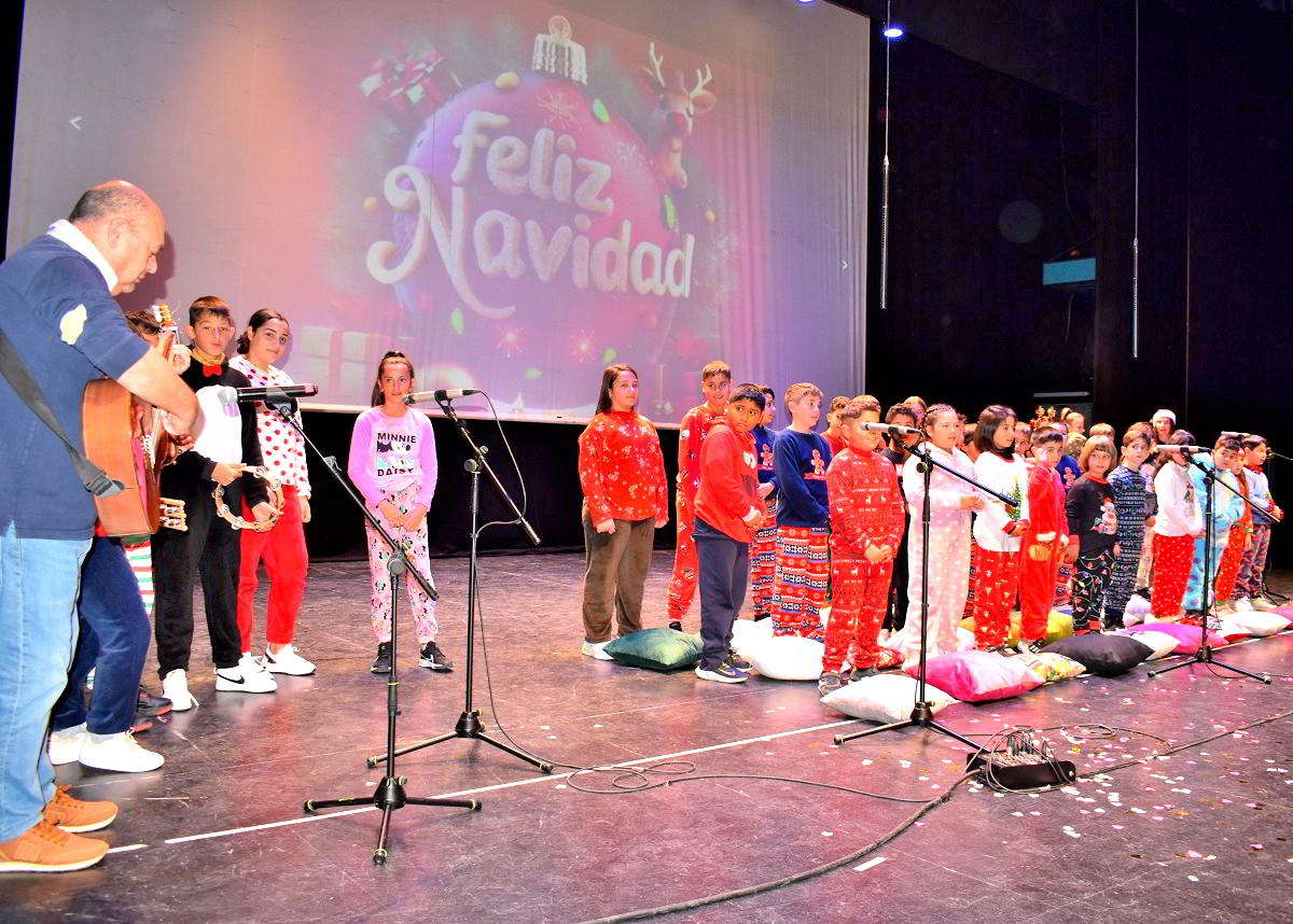 La Magia de la Navidad Resuena en el Concierto Anual de Villancicos por Estudiantes 10