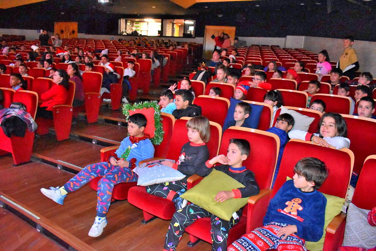 La Magia de la Navidad Resuena en el Concierto Anual de Villancicos por Estudiantes 9