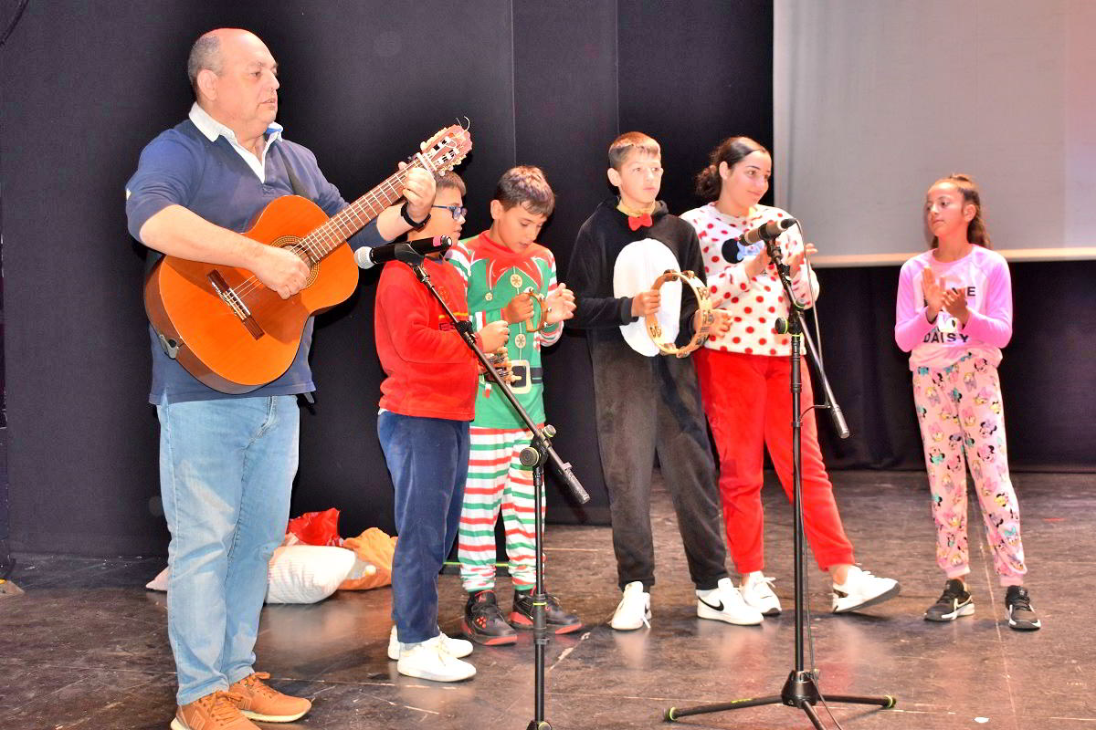 La Magia de la Navidad Resuena en el Concierto Anual de Villancicos por Estudiantes 8