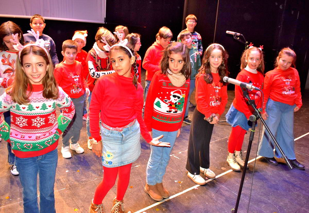 La Magia de la Navidad Resuena en el Concierto Anual de Villancicos por Estudiantes 13