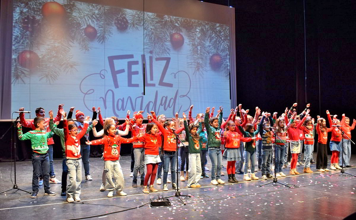 La Magia de la Navidad Resuena en el Concierto Anual de Villancicos por Estudiantes 14