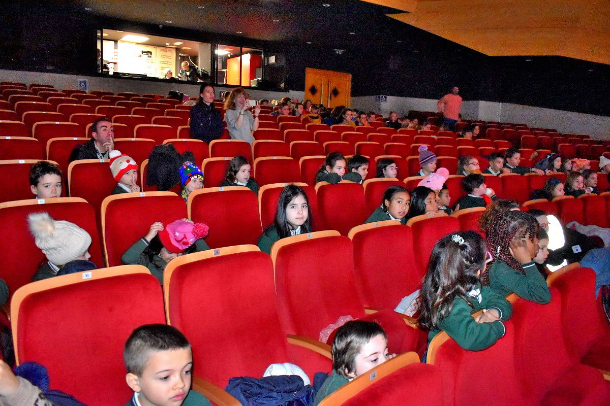 La Magia de la Navidad Resuena en el Concierto Anual de Villancicos por Estudiantes 17