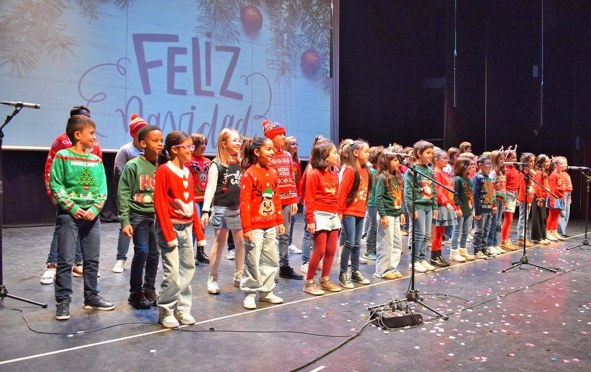 La Magia de la Navidad Resuena en el Concierto Anual de Villancicos por Estudiantes 12