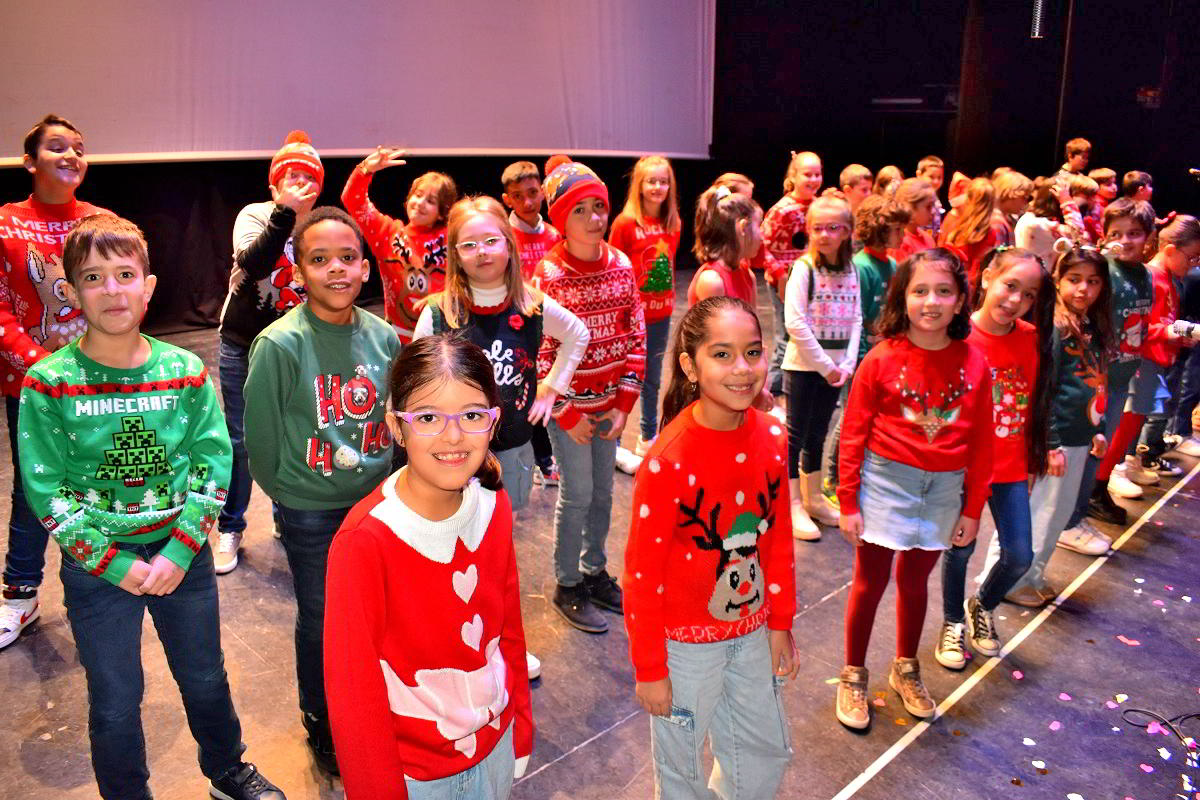 La Magia de la Navidad Resuena en el Concierto Anual de Villancicos por Estudiantes 18