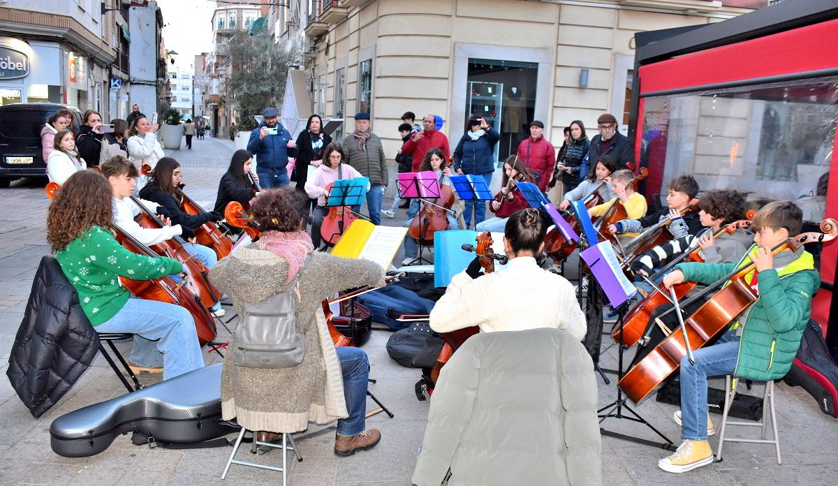 Los Alumnos de Violonchelo del Conservatorio 'Pablo Sorozábal' Llenan las Calles de Música Navideña 2